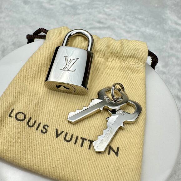 Louis Vuitton Silver Lock and 2 Keys #442 BRAND NEW comes with free chain too! - Picture 3 of 10